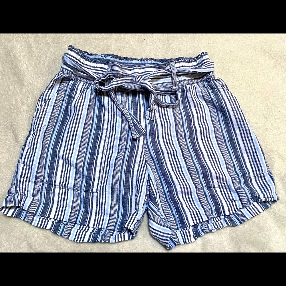 LINEN LIKE FLOWY SOFT STRETCH SHORTS. Size S
